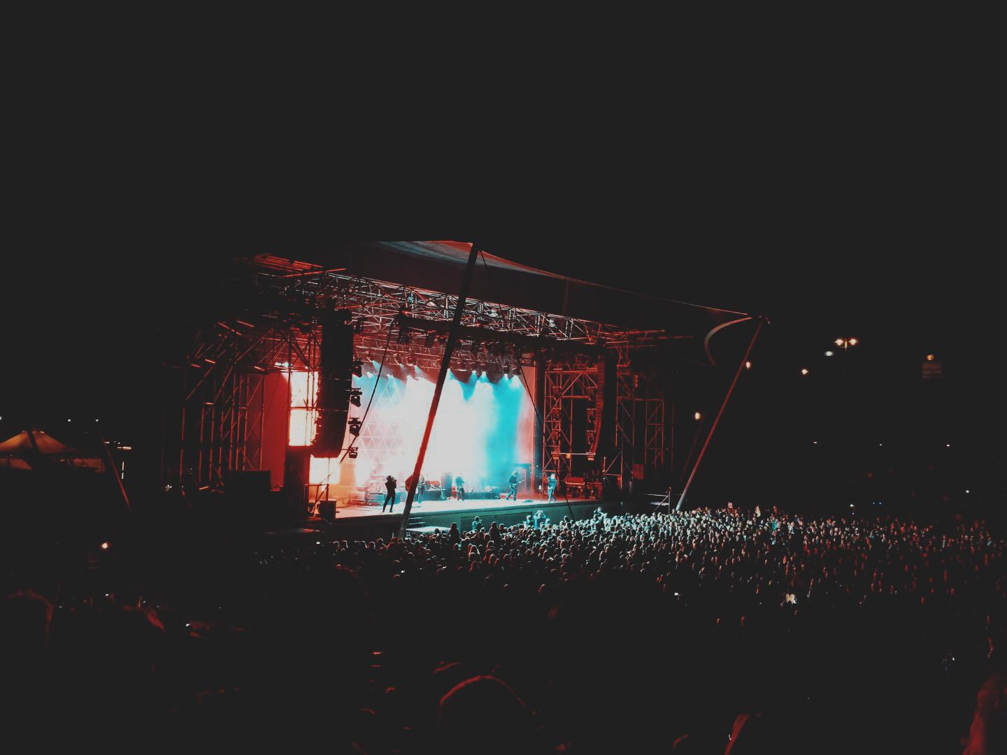 Image with Teal Orange Concert Lightroom Preset applied.