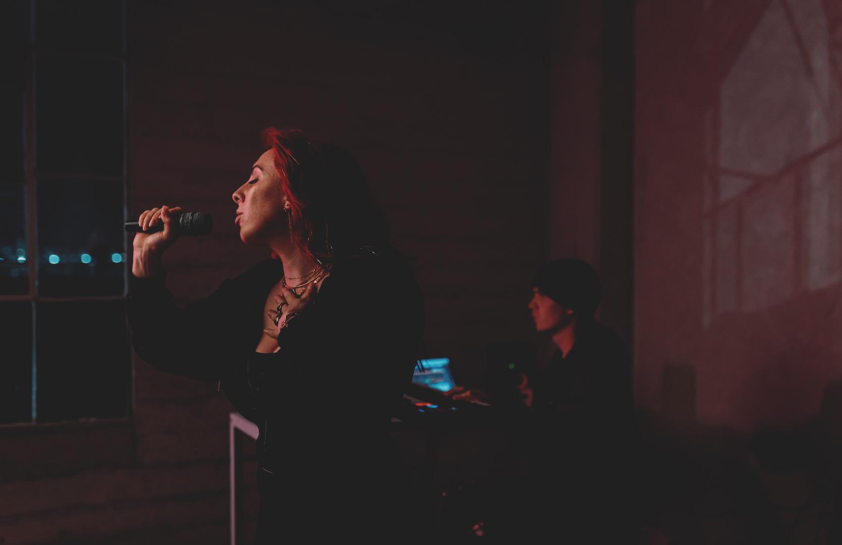 Image with Teal Orange Concert Lightroom Preset applied.