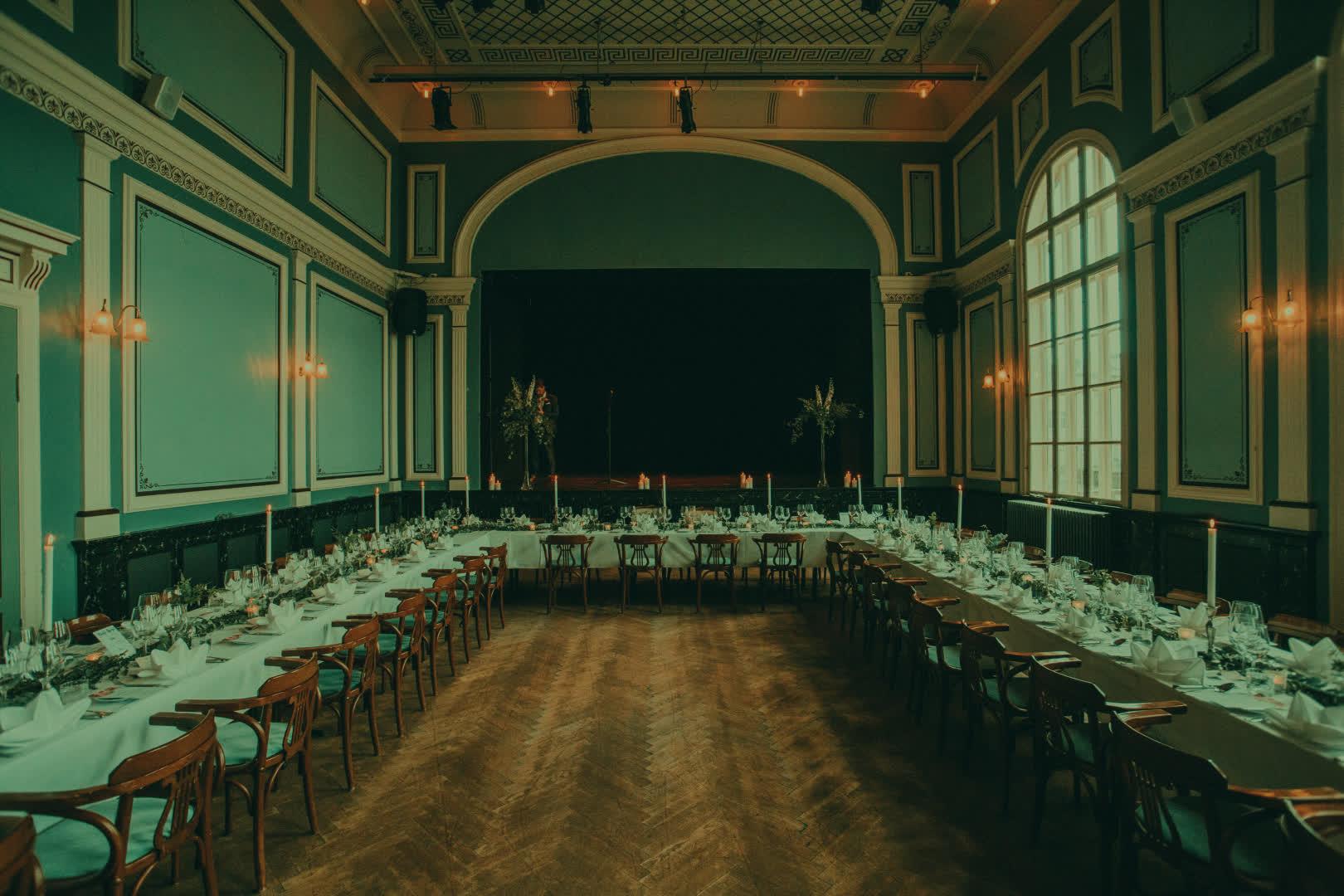 Image with The Phoenician Scheme Green LUT applied.